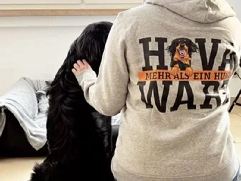 Person mit großem Hund zusammen