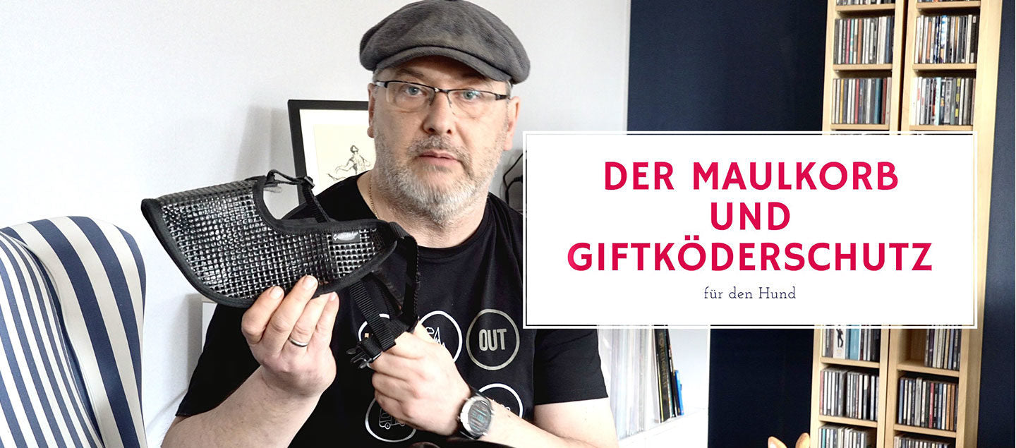 Alexander Laubenthal zeigt einen Maulkorb. Das Bild ist ein Teaser für ein Video. Auf dem Bild steht "Der Maulkorb und Giftköderschutz für den Hund"