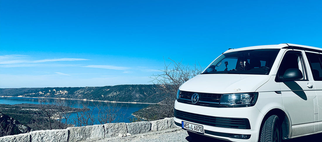 VW California Beach Camping-Bus vor der Kulisse des Grand Canyon du Verdon in Frankreich.