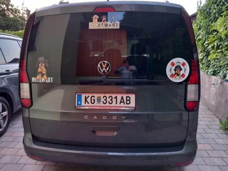 Auto mit Hunde-Aufklebern hinten