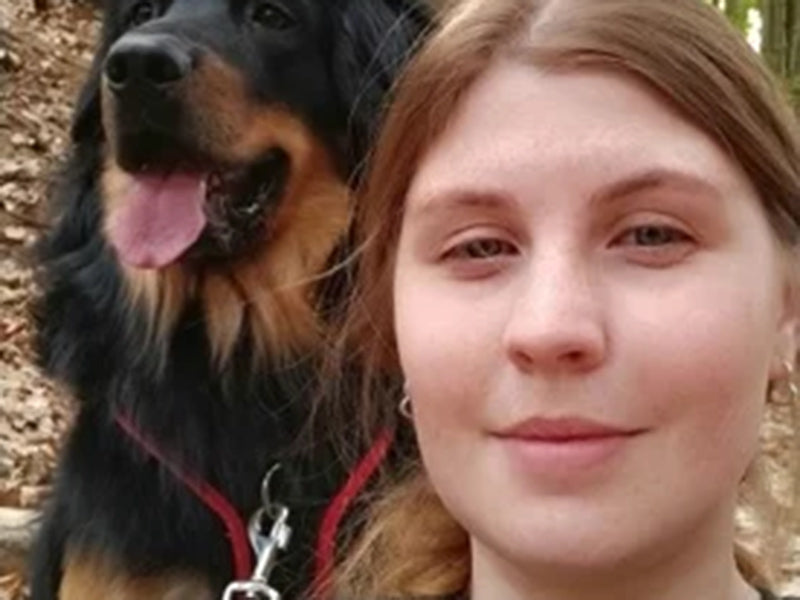 Frau mit großem Hund, Leine