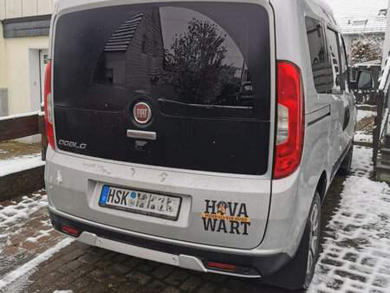 Auto mit Hovawart-Aufkleber, Winterumgebung