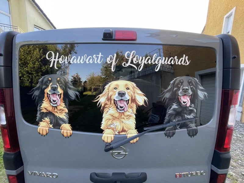 Drei Hundeillustrationen auf Fahrzeugheck