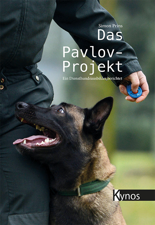 Hund mit Trainer und Klicker