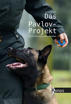 Hund mit Trainer und Klicker