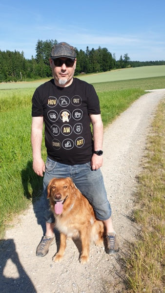 Kunde mit Hovawart T-Shirt und einem blonden Hovawart