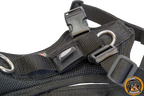 Airtag-Tasche am schwarzen, gepolsterten Großbachener Hundegeschirr befestigt.