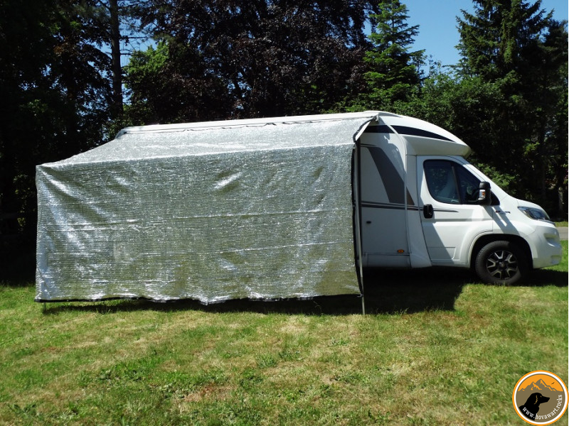 Wohnmobil mit Sonnenschutz auf Wiese