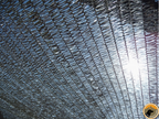 Sonnenschutznetz reflektiert Sonnenlicht, Nahaufnahme