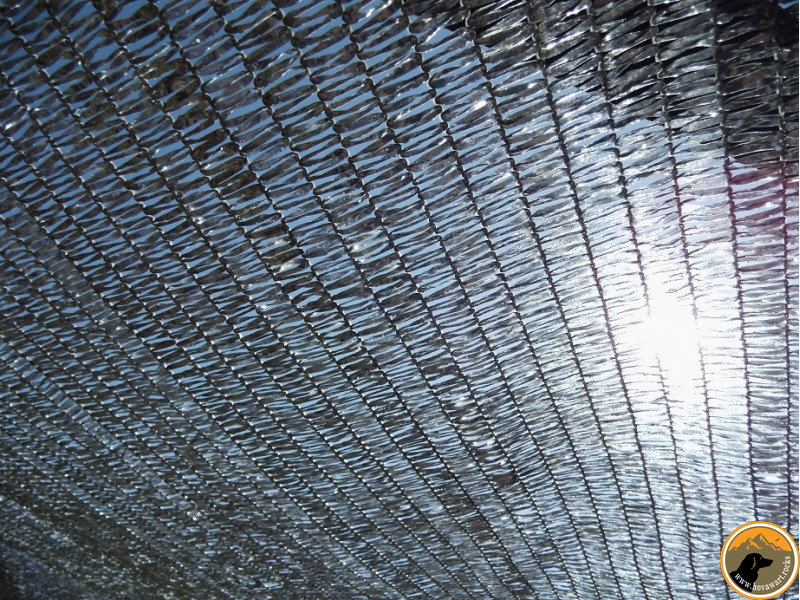 Sonnenschutznetz reflektiert Sonnenlicht, Nahaufnahme