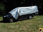 Auto mit reflektierender Abdeckung draußen
