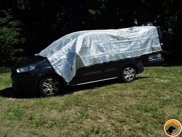 Auto mit reflektierender Abdeckung draußen
