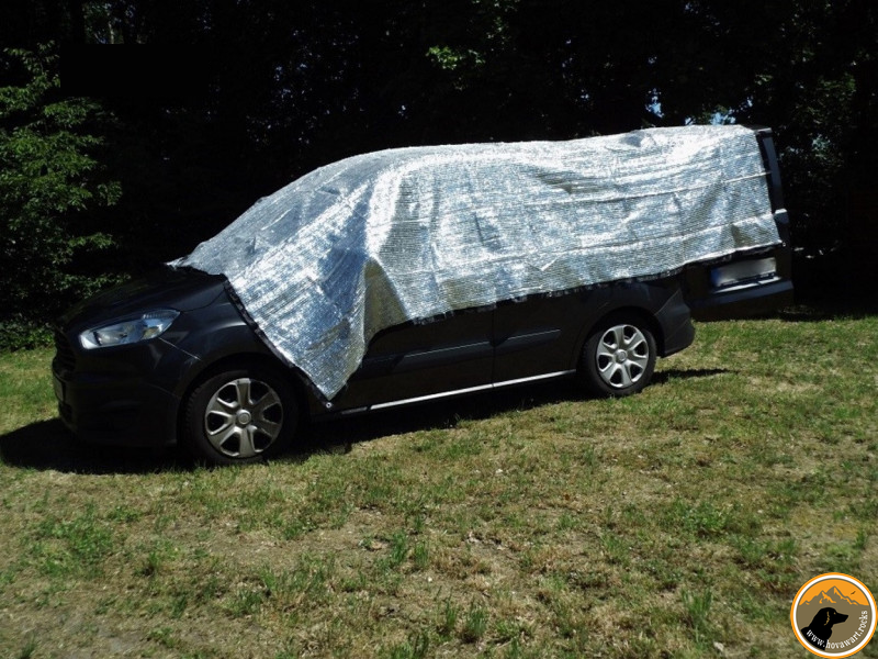 Auto mit reflektierender Abdeckung draußen