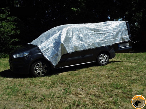 Auto mit reflektierender Abdeckung draußen