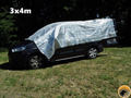 Auto mit großer Abdeckplane draußen