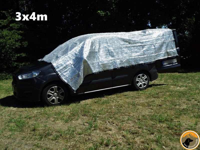 Auto mit großer Abdeckplane draußen