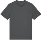 Graues T-Shirt auf weißem Hintergrund