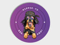 Großer Hund mit Hippie-Accessoires