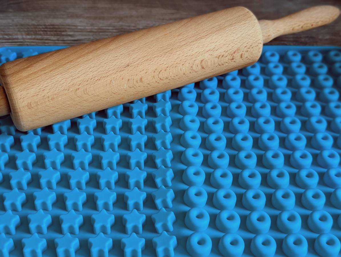 Teigrolle auf blauer Backform für Hundekekse