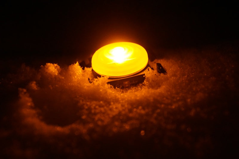 Leuchtendes LED-Licht im Schnee