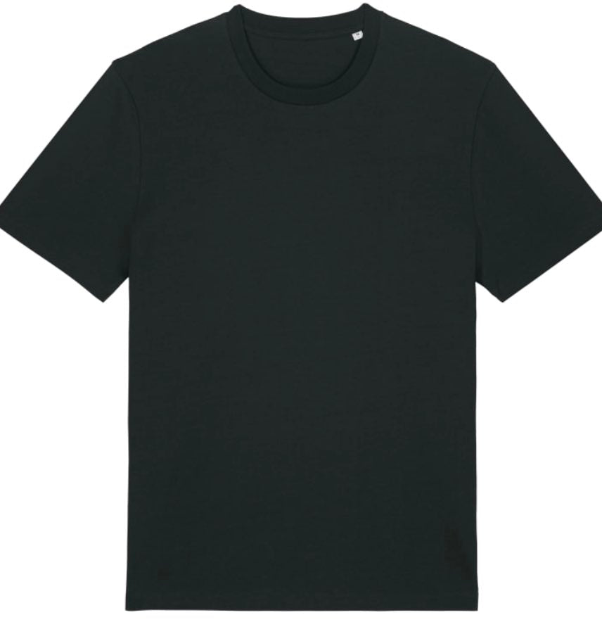 Schwarzes T-Shirt auf weißem Hintergrund