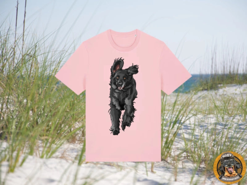 Schwarzer Hund auf rosa T-Shirt
