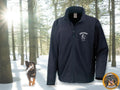Blaue Fleecejacke vor winterlichem Wald