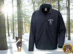 Blaue Fleecejacke vor winterlichem Wald