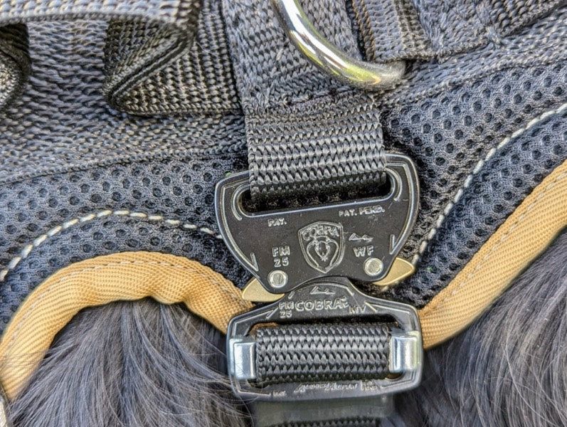 Spezialverschlüsse an einem Hundegeschirr Travel