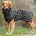 Hovawart-Hund, der nach einem Spaziergang im Regen oder Bad einen anthrazitfarbenen Bademantel trägt, der Feuchtigkeit aufnimmt und die Hunde warmhält.