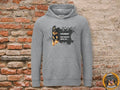 grauer Hovawart Hoodie auf Steinmauer