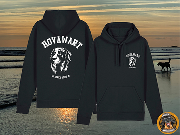 Schwarzer Unisex Hovawart Hoodie mit weißem Siebdruck eines Hovawart-Kopfes und dem Schriftzug "HOVAWART SINCE 1922" auf Rücken und Brusttasche, vor einem Sonnenuntergangshintergrund am Meer