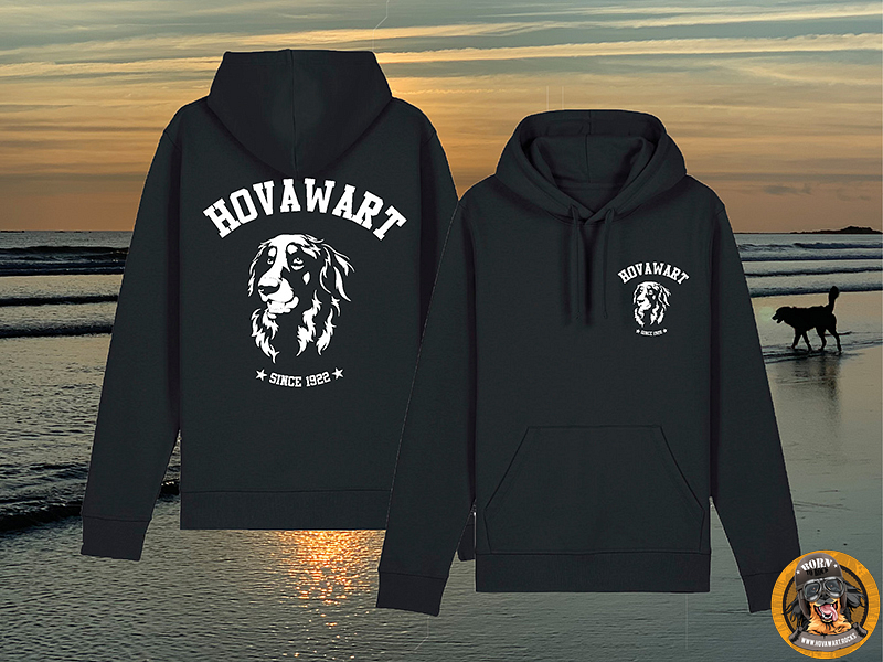 Schwarzer Unisex Hovawart Hoodie mit weißem Siebdruck eines Hovawart-Kopfes und dem Schriftzug "HOVAWART SINCE 1922" auf Rücken und Brusttasche, vor einem Sonnenuntergangshintergrund am Meer