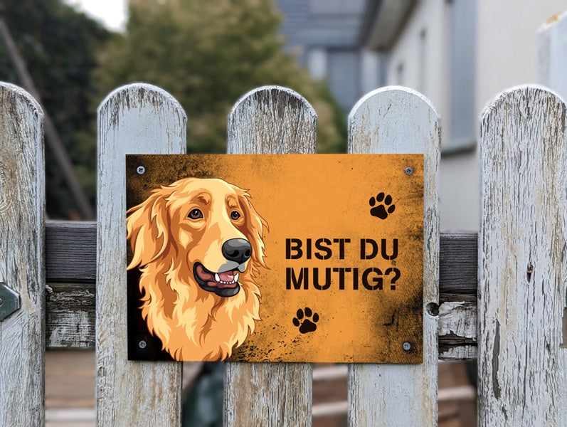 Hundeschild am Gartenzaun befestigt