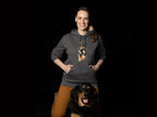 Hovawart Hoodie an einer Frau mit Hund