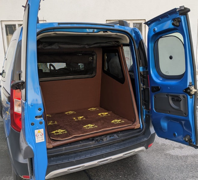 Hundetransportbox im Auto eingebaut