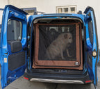 Großer Hund in Autotransportbox