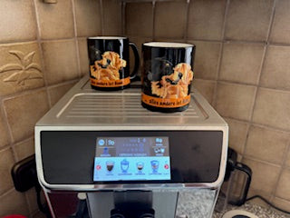 Hovawart Tasse auf einer Kaffeemaschine