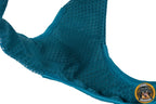 Nahaufnahme der Innenseite einer teal-blauen Kühlweste mit detaillierter wabenartiger Netzstruktur.