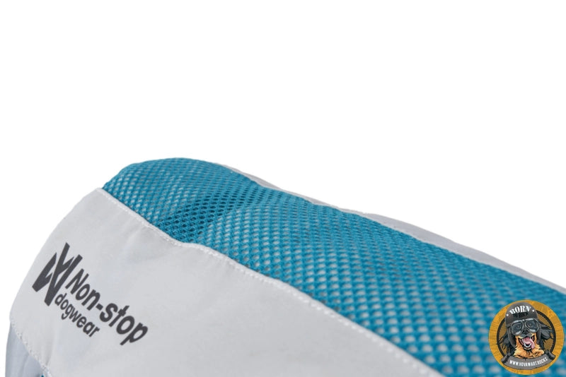 Nahaufnahme der Nahtstelle einer weiß-blauen Non-stop dogwear Kühlweste, zeigt das Mesh- und das glatte Material.