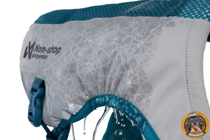 Nahaufnahme einer nassen, weiß-blauen Non-stop dogwear Kühlweste für Hunde, von der Wasser tropft.
