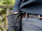 Hand in Hosentasche, Outdoor-Kleidung
