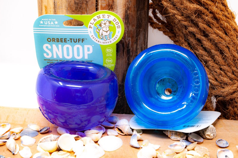 Der Snoop mini vor dekorativem Hintergrund