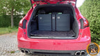 Das komplette Saferider Hundesystem im Kofferraum eines roten SUV, gesehen von hinten. Die Module bedecken die gesamte Breite der Rückbank.
