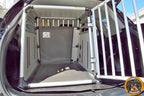 Das Saferider-Basismodul (SR) ist in eine große Aluminium-Hundebox im Kofferraum eines Kombis integriert.