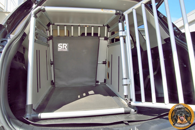 Das Saferider-Basismodul (SR) ist in eine große Aluminium-Hundebox im Kofferraum eines Kombis integriert.