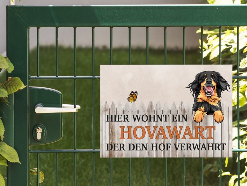 Hundeschild am Gartentor befestigt