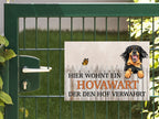Hundeschild am Gartentor befestigt
