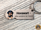 Silberner Hovawart-Schlüsselanhänger mit Illustration eines schwarzmarkenen Hovawarts und dem Schriftzug "Hovawart - alles andere ist Hund".