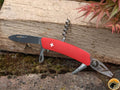 Rotes Schweizer Taschenmesser auf Holz